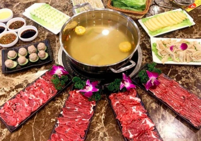重庆牛肉火锅加盟的破局逻辑：从潮牛海记看鲜牛肉赛道的供应链与品牌壁垒